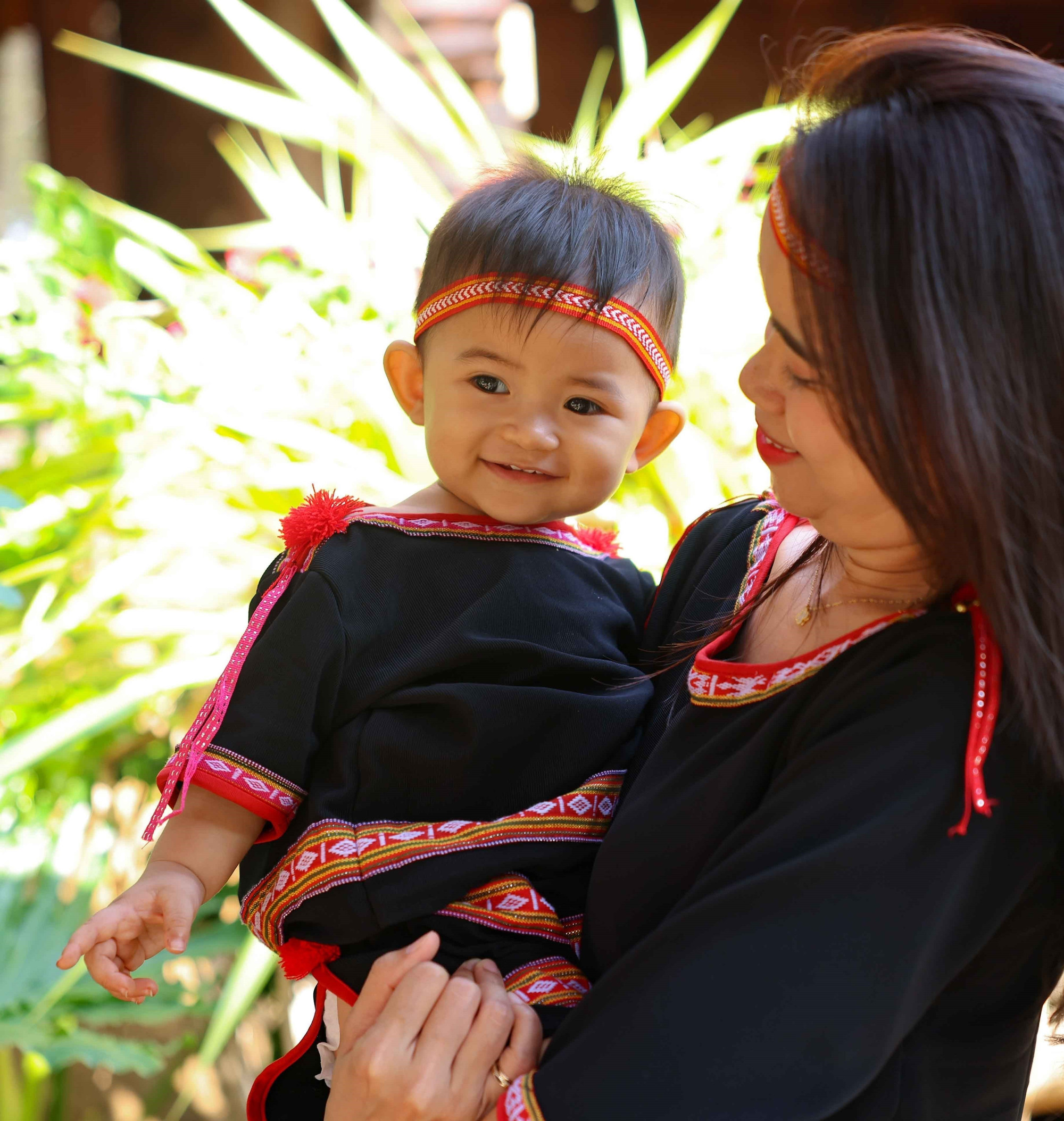 Du khách trong trang phục truyền thống của người Ê Đê lưu giữ khoảnh khắc đẹp khi ghé thăm buôn Akŏ Dhông. Ảnh: Thanh Tùng – TTXVN potal-buon-du-lich-cong-dong-ako-dhong-diem-den-an-tuong-trong-long-buon-ma-thuot-7930838.jpg