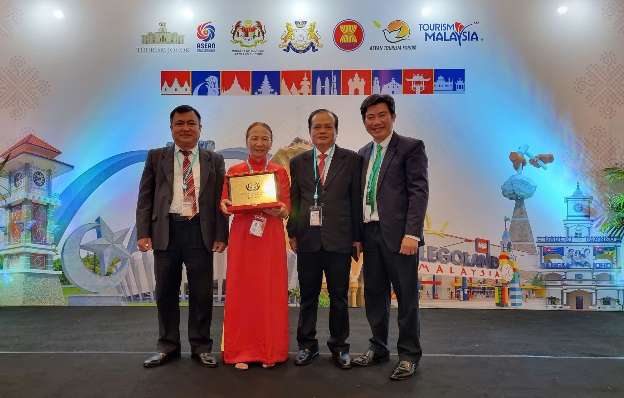 Đoàn đại biểu tỉnh Trà Vinh tại lễ trao giải. Ảnh: TTXVN phát potal-diem-du-lich-cong-dong-con-chim-tra-vinh-nhan-giai-thuong-du-lich-asean-2025-7823439.jpg