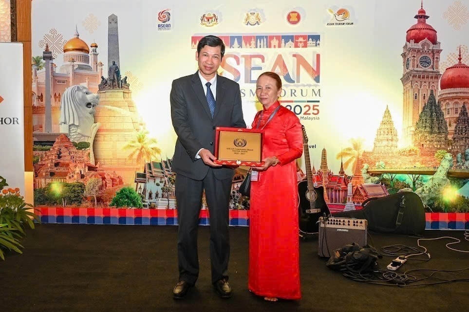 Bà Nguyễn Thị Bích Vân, Tổ trưởng Tổ hợp tác du lịch cộng đồng Cồn Chim nhận giải thưởng ở hạng mục Du lịch cộng đồng ASEAN - CBT ASEAN. Ảnh: TTXVN phát potal-diem-du-lich-cong-dong-con-chim-tra-vinh-nhan-giai-thuong-du-lich-asean-2025-7823434.jpg