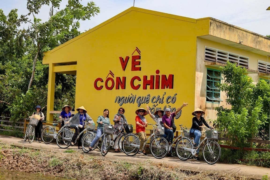 Du khách đến Cồn Chim (Châu Thành, Trà Vinh). Ảnh: TTXVN phát potal-diem-du-lich-cong-dong-con-chim-tra-vinh-nhan-giai-thuong-du-lich-asean-2025-7823427.jpg