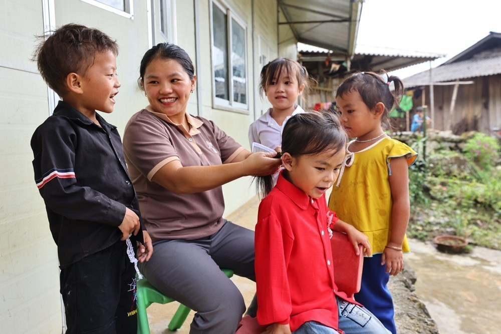 Niềm vui của cô Say và trò sau mỗi giờ học, đối với giáo viên vùng cao thì trước hết phải có lòng yêu nghề và đức hy sinh, tình yêu học trò để vượt qua muôn vàn khó khăn, thử thách. Ảnh: Minh Đức – TTXVN sung-say-06.jpg