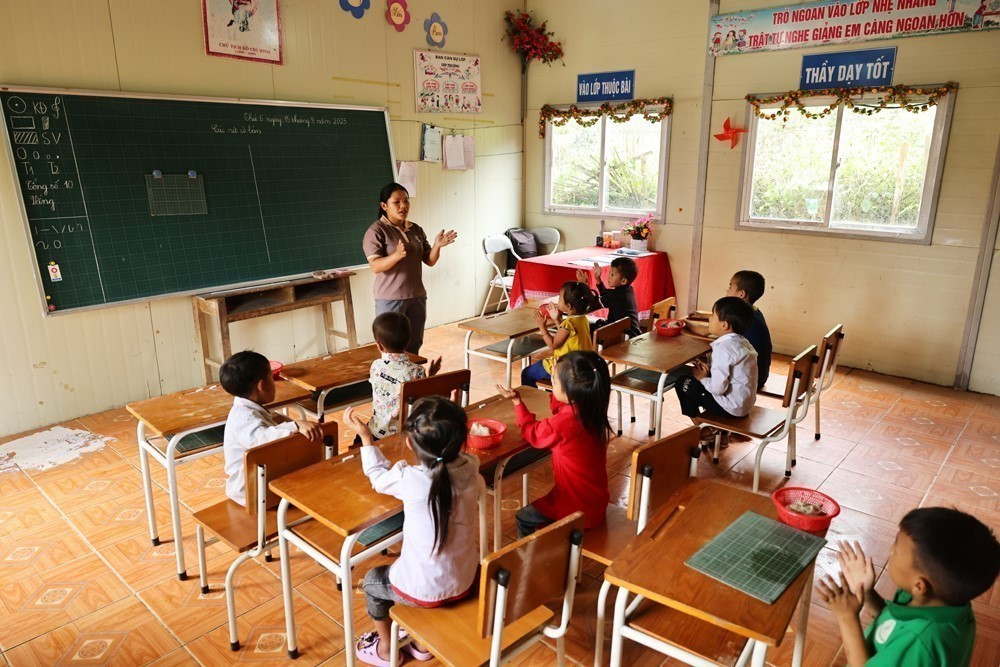 Giáo viên, đảng viên trẻ Sùng Thị Say luôn mang theo một trái tim sẵn sàng hy sinh thầm lặng để gieo con chữ trên những vùng đất khó. Ảnh: Minh Đức – TTXVN sung-say-04.jpg