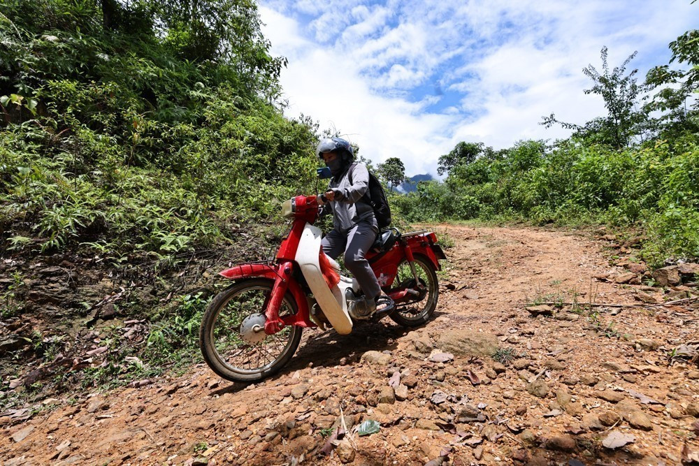 Giao thông trong vùng còn nhiều khó khăn, để tới được điểm trường, cô Say phải men theo những con đường chênh vênh bên sườn núi, nguy hiểm nhưng vẫn phải vượt qua. Ảnh: Minh Đức – TTXVN sung-say-03.jpg
