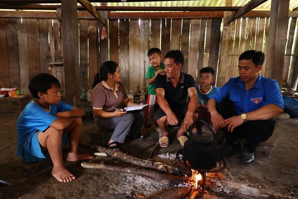 Cô Sùng Thị Say thường xuyên đến nhà dân thăm hỏi, vận động phụ huynh đưa con đến lớp. Ảnh: Minh Đức – TTXVN sung-say-07.jpg