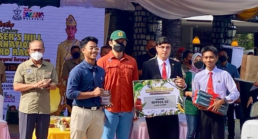 Thái tử Malaysia (áo cam) tới chúc mừng và trao tặng thưởng tại Cuộc thi Quốc tế Fraser’s Hill International Birdrace 2020. z6741032245001-e7403bfa010934cd6615c649fa73174c.jpg