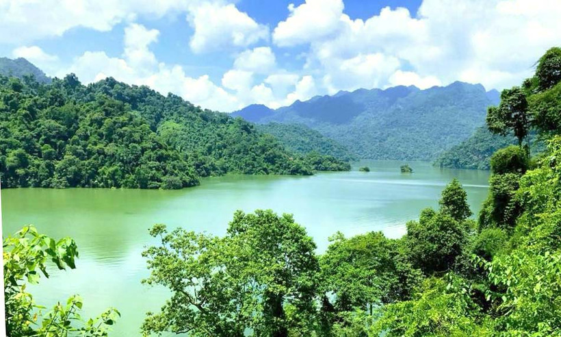 Hồ Ba Bể nằm ở trung tâm Vườn Quốc gia Ba Bể, thuộc xã Nam Mẫu, huyện Ba Bể. Ảnh: backan.gov.vn