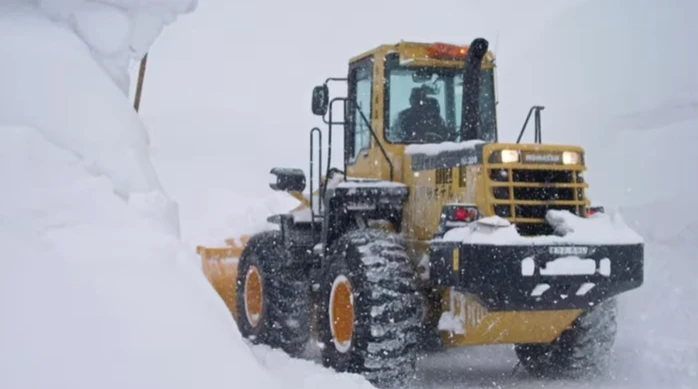 Máy xúc vận chuyển tuyết từ khu nghỉ dưỡng suối nước nóng Sukayu Onsen ở Aomori (Nhật Bản), nơi đang thử nghiệm sản xuất điện từ tuyết. Ảnh: nikkei.com
