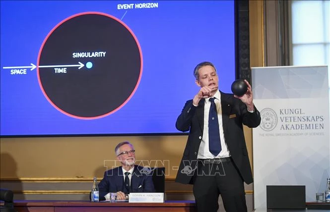 Các thành viên Ủy ban giải Nobel Vật lý và Viện Khoa học Hoàng gia Thụy Điển công bố công trình nghiên cứu về hố đen vũ trụ đã mang về cho ba nhà khoa học Anh, Đức và Mỹ giải Nobel Vật lý 2020, tại buổi lễ ở thủ đô Stockholm ngày 6/10/2020. Ảnh: AFP/TTXVN