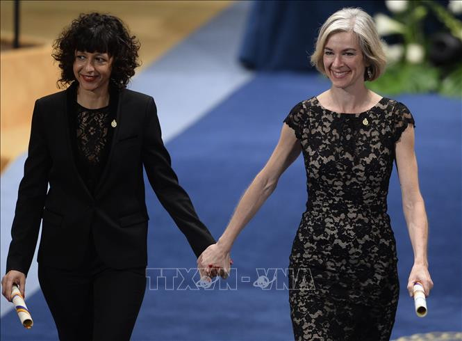 Hai nhà hóa học Emmanuelle Charpentier (trái) và Jennifer Anne Doudna (phải). Ảnh: AFP/TTXVN