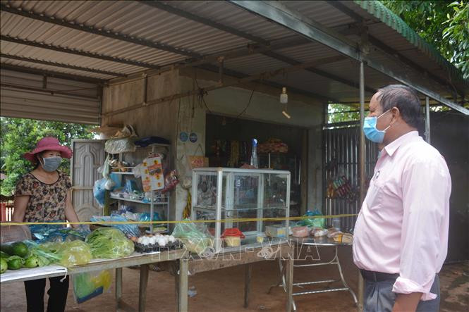 Ông Y Nik Êban, Tổ phó tổ COVID-19 cộng đồng buôn Pu Huê, xã Ea Ktur, huyện Cư Kuin nhắc nhở người dân tuân thủ quy định phòng chống dịch. Ảnh: Hoài Thu – TTXVN