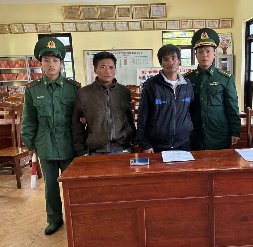 Hai đối tượng Lý Văn Yên và Lò Văn Vụ bị các lực lượng chức năng bắt giữ khi mang trên người 2 gram nghi là heroin và 200 viên nén màu hồng nghi là ma túy tổng hợp. Ảnh: TTXVN phát