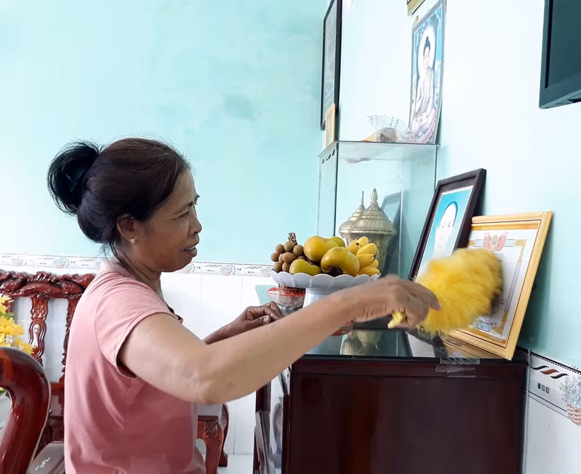 Đồng bào Khmer Sóc Trăng chỉnh trang ban thờ, chuẩn bị đón Lễ Sene Dolta. Ảnh: Trung Hiếu-TTXVN