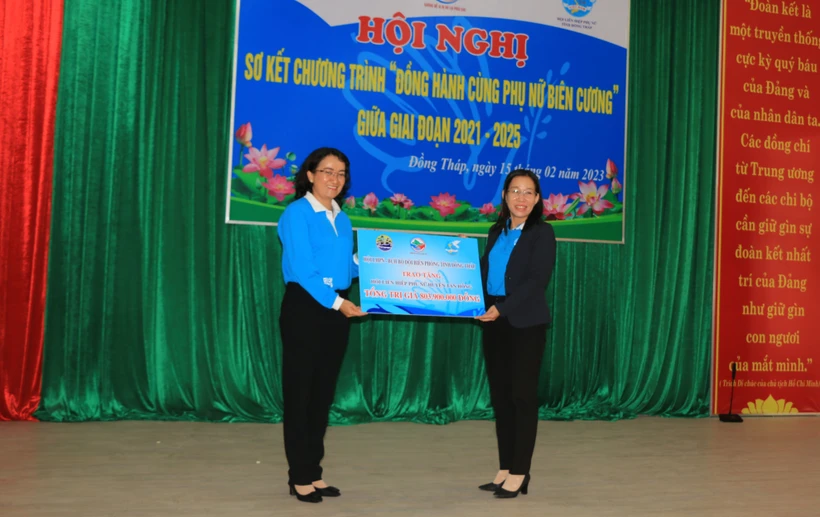 Trao bảng tượng trưng ủng hộ các hoạt động của Chương trình “Đồng hành cùng phụ nữ biên cương” trên địa bàn huyện Tân Hồng. Ảnh: Nhựt An - TTXVN