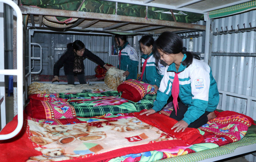 Trường Phổ thông Dân tộc bán trú Tiểu học Dào San, huyện Phong Thổ (Lai Châu) chuẩn bị đầy đủ chăn, đệm ấm cho học sinh ở bán trú. Ảnh: Đinh Thùy-TTXVN