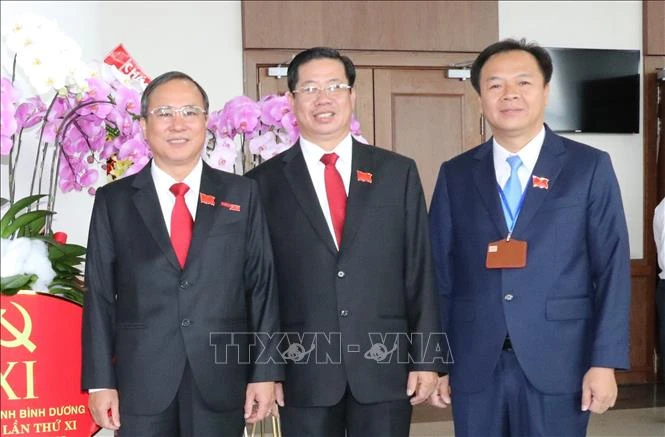 Ông Trần Văn Nam (ngoài cùng bên trái), Bí thư Tỉnh ủy Bình Dương, ông Trần Xuân Lâm (giữa), Chánh thanh tra tỉnh Bình Dương và ông Nguyễn Văn Đông, Bí thư Thành ủy Thủ Dầu Một. Ảnh: TTXVN phát