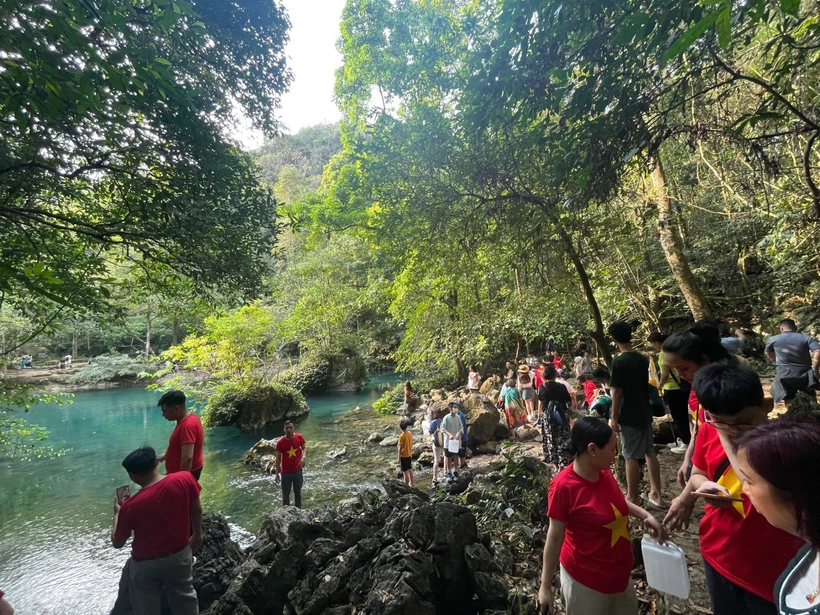 Đông đảo du khách trong trang phục cờ đỏ sao vàng hành hương về nguồn tại Khu di tích Quốc gia đặc biệt Pác Bó dịp lễ 30/4-1/5 năm 2023. Ảnh: Chu Hiệu-TTXVN
