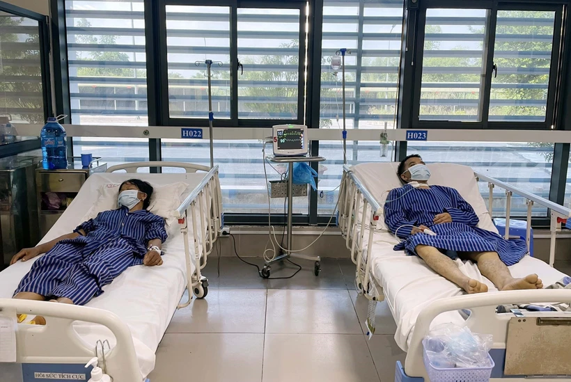 Hai bệnh nhân Lộc Thị Ch. (trái) và Hoàng Văn X. (xã Chiến Thắng, huyện Chi Lăng) điều trị tại Bệnh viện Đa khoa tỉnh Lạng Sơn. Ảnh: TTXVN phát