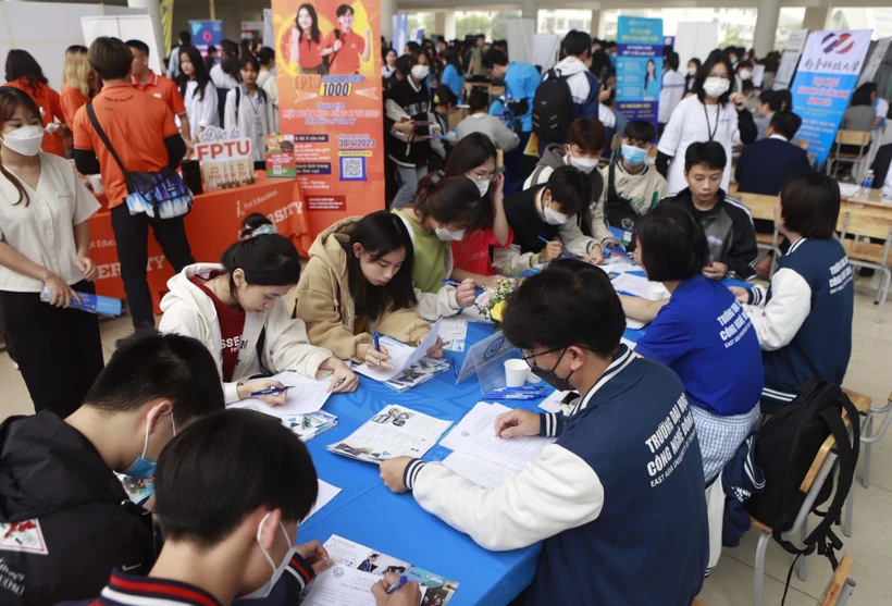 Học sinh THPT tìm kiếm thông tin liên quan đến kì tuyển sinh Đại học năm 2023 trong Ngày hội tư vấn tuyển sinh Đại học năm 2023 được tổ chức tại Vĩnh Phúc. Ảnh: Hoàng Hùng - TTXVN