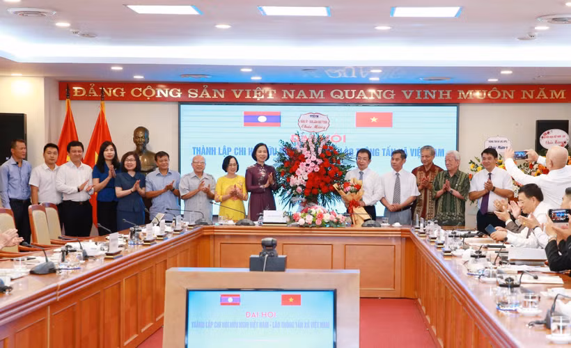 Đồng chí Vũ Việt Trang, Tổng giám đốc Thông tấn xã Việt Nam tặng hoa chúc mừng Ban Chấp hành Chi hội Hữu nghị Việt Nam - Lào Thông tấn xã Việt Nam. Ảnh: Phương Hoa - TTXVN