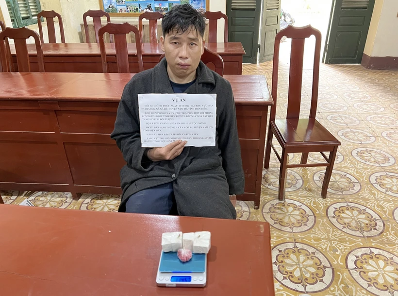 Đối tượng Cháng A Súa và tang vật vụ án bị bắt giữ tại cơ quan điều tra. Ảnh: TTXVN phát