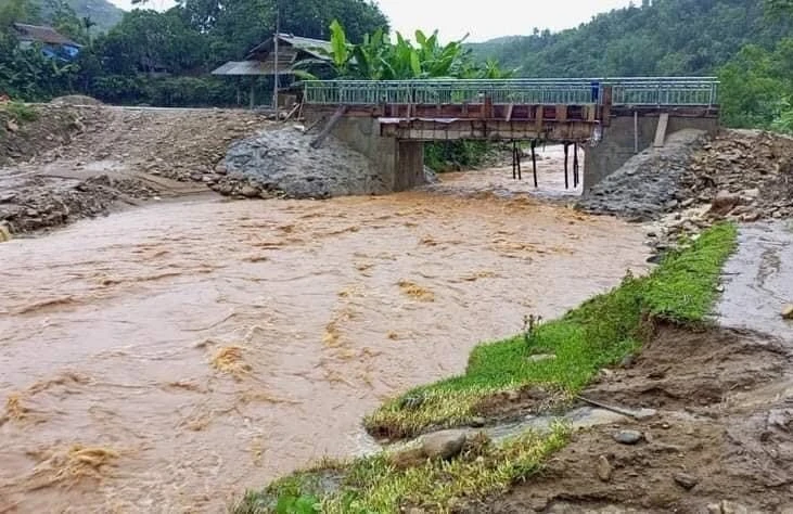 Nước lũ tràn về dòng suối trên địa bàn xã Bình Thuận, huyện Văn Chấn.Ảnh: TTXVN phát