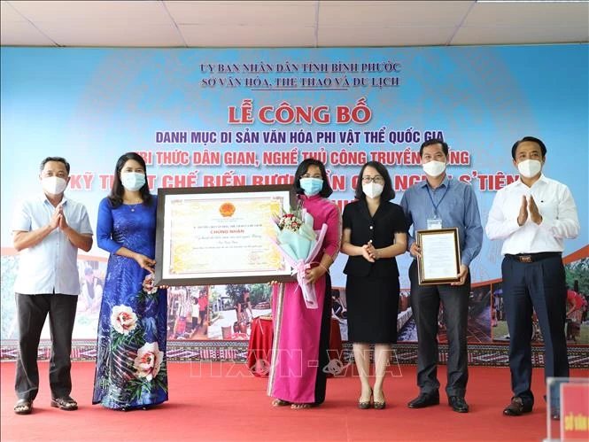 Trao chứng nhận “Kỹ thuật chế biến rượu cần của người S’tiêng Bình Phước” là Di sản Văn hóa phi vật thể quốc gia. Ảnh: K GỬIH - TTXVN