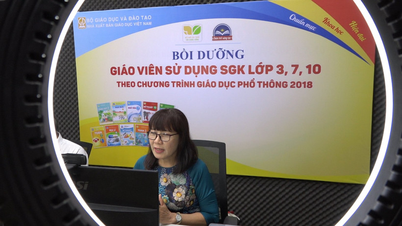 Một lớp bồi dưỡng giáo viên theo hình thức trực tuyến. Ảnh: Hà Vy