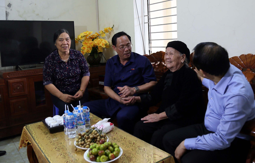 Phó Chủ tịch Quốc hội Trần Quang Phương và lãnh đạo tỉnh Lạng Sơn thăm gia đình mẹ liệt sĩ tại thị trấn Cao Lộc, huyện Cao Lộc. Ảnh: Văn Đạt - TTXVN