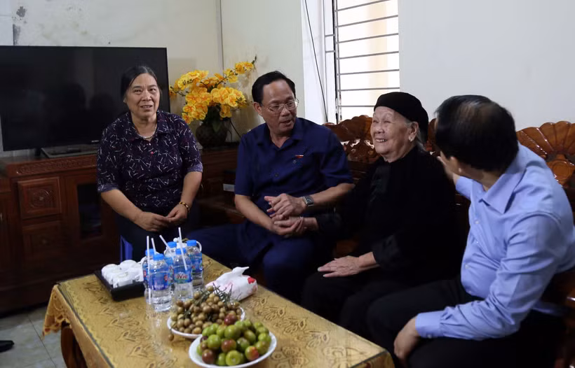 Phó Chủ tịch Quốc hội Trần Quang Phương và lãnh đạo tỉnh Lạng Sơn thăm gia đình mẹ liệt sĩ tại thị trấn Cao Lộc, huyện Cao Lộc. Ảnh: Văn Đạt - TTXVN