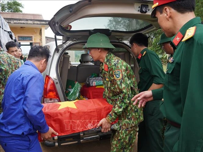 Chuyển hài cốt liệt sỹ đến nơi bảo quản trang nghiêm. Ảnh: Nguyên Lý-TTXVN