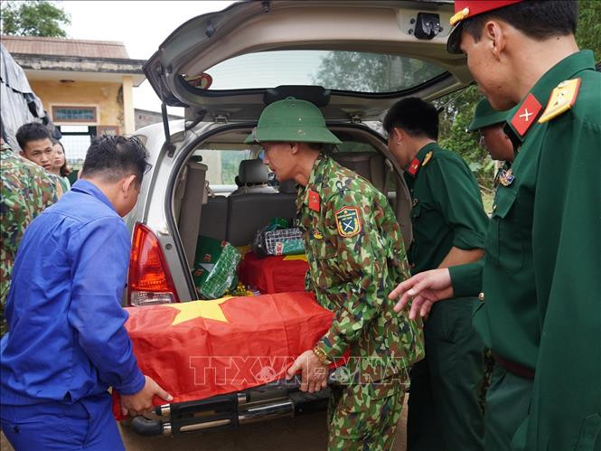 Chuyển hài cốt liệt sỹ đến nơi bảo quản trang nghiêm. Ảnh: Nguyên Lý-TTXVN