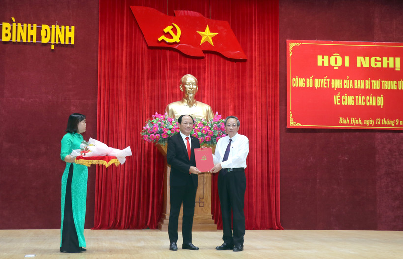 Đồng chí Phạm Anh Tuấn nhận quyết định bổ nhiệm. Ảnh: Sỹ Thắng - TTXVN