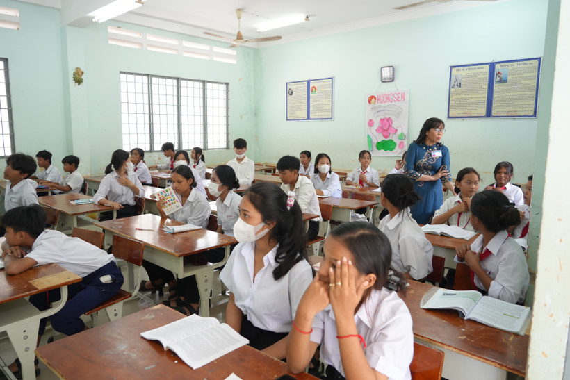 Giáo viên Trường THCS Hòa Hiệp, huyện Tân Biên, tỉnh Tây Ninh tổ chức sinh hoạt lớp trước ngày khai giảng. Ảnh: Minh Phú - TTXVN