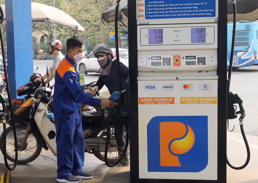 Mua bán xăng dầu tại một điểm kinh doanh xăng dầu trên địa bàn Hà Nội. Ảnh: Trần Việt - TTXVN