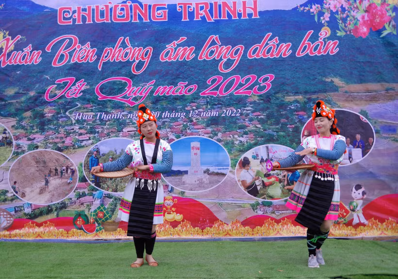 Tiết mục văn nghệ do người dân bản Xá Nhù tham gia biểu diễn tại chương trình. Ảnh: TTXVN phát