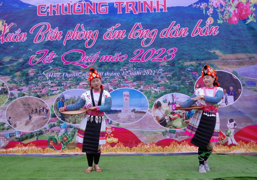 Tiết mục văn nghệ do người dân bản Xá Nhù tham gia biểu diễn tại chương trình. Ảnh: TTXVN phát