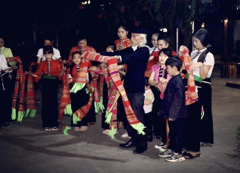 Mặc dù đã 89 tuổi nhưng Nghệ nhân Lò Văn Biến vẫn luôn hết mình truyền dạy xòe Thái cho các thế hệ trẻ với mong muốn bảo tồn và phát huy di sản nghệ thuật. Ảnh: TTXVN phát