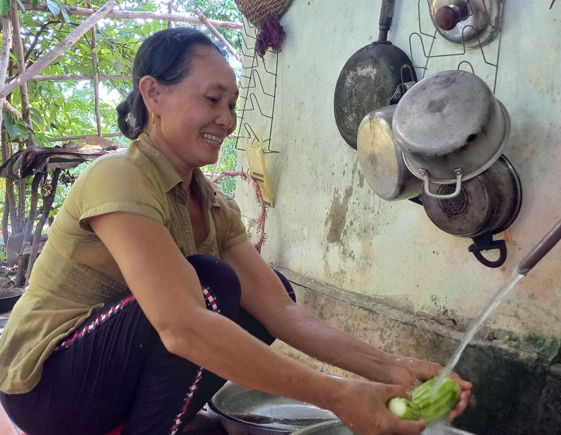 Người dân xã Hoa Thủy (Lệ Thủy, Quảng Bình) lần đầu tiên được sử dụng nước sạch trong sinh hoạt. Ảnh: Đức Thọ - TTXVN