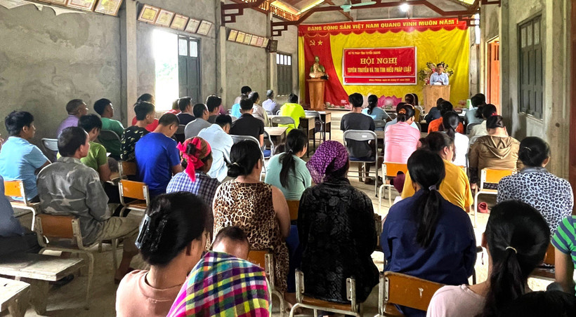 Hội nghị tuyên truyền và phổ biến pháp luật cho người dân xã Khau Tinh, huyện Na Hang, tỉnh Tuyên Quang. Ảnh: Quang Cường