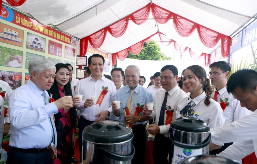 Chủ tịch Ủy ban Trung ương Mặt trận Tổ quốc Việt Nam Đỗ Văn Chiến cùng lãnh đạo tỉnh Vĩnh Phúc tham quan gian hàng tại Khu thiết chế văn hóa, thể thao thôn Bản Mạch, xã Lý Nhân, huyện Vĩnh Tường, tỉnh Vĩnh Phúc. Ảnh: Hoàng Hùng -TTXVN