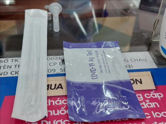 Dòng kit test Humasis xuất xứ từ Hàn Quốc có giá bán niêm yết là 110.000 đồng/ kit. Ảnh: Thanh Vân-TTXVN