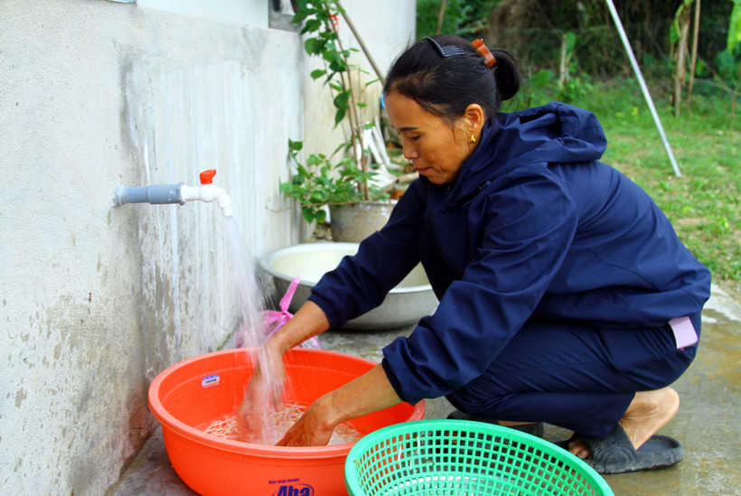 Người dân xã Mỹ Trạch (Bố Trạch, Quảng Bình) vui mừng khi được sử dụng nguồn nước sạch. Ảnh: Tá Chuyên - TTXVN