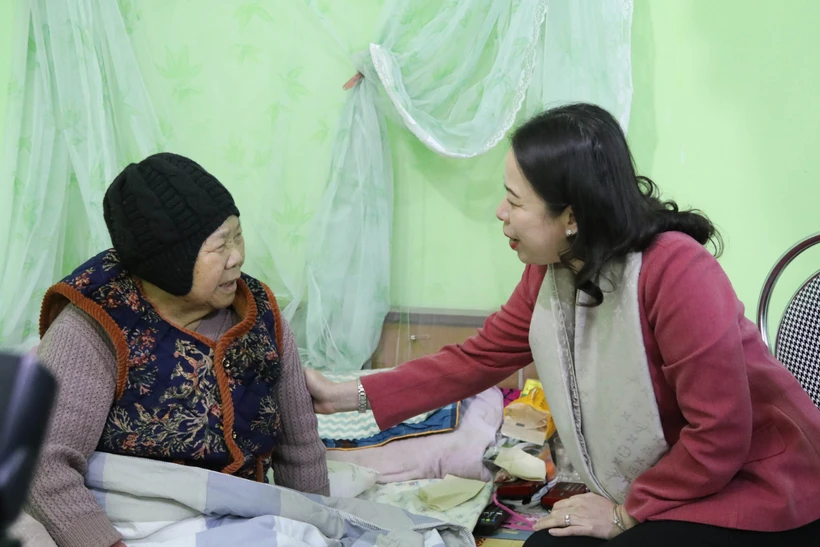 Phó Chủ tịch nước Võ Thị Ánh Xuân thăm hỏi sức khỏe Mẹ Việt Nam Anh hùng Nguyễn Thị Kim. Ảnh: Quang Duy – TTXVN
