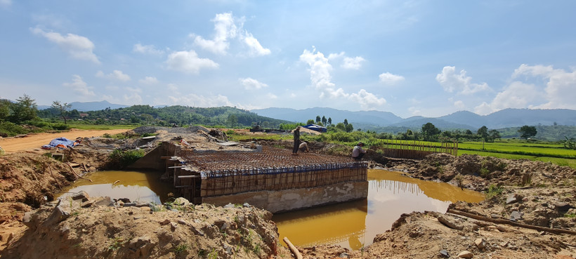 Dự án bờ kè chống sạt lở khu vực trước trụ sở UBND xã Đông Hòa Hiệp, huyện Cái Bè, tỉnh Tiền Giang được giải ngân từ vốn đầu tư công đang được gấp rút thi công hoàn thiện trước mùa mưa lũ. Ảnh: Lâm Nguyên - TTXVN