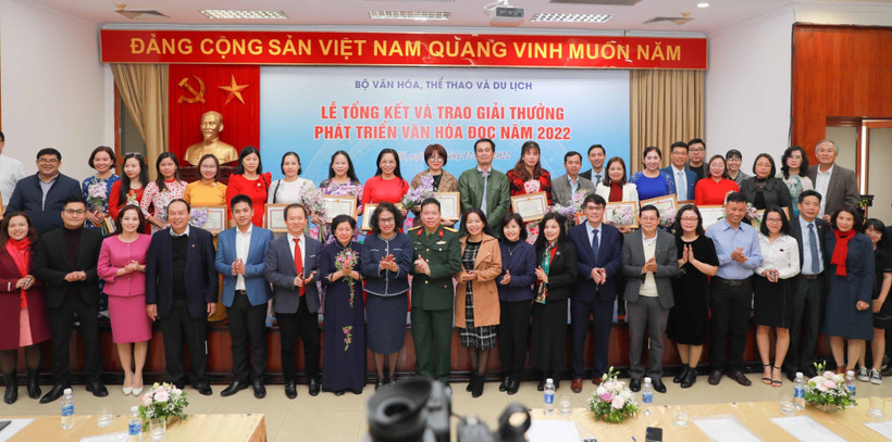 Các tập thể, cá nhân nhận giải thưởng Phát triển Văn hóa đọc năm 2022 chụp ảnh chung cùng các đại biểu. Ảnh: Thanh Tùng - TTXVN
