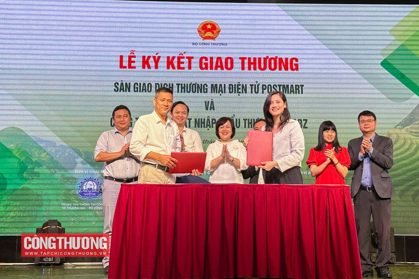 Lễ ký kết biên bản ghi nhớ hợp tác về kết nối giao thương các sản phẩm đặc trưng, đặc sản khu vực miền núi, vùng sâu, vùng xa và hải đảo lên sàn thương mại điện tử. Ảnh: tapchicongthuong.vn