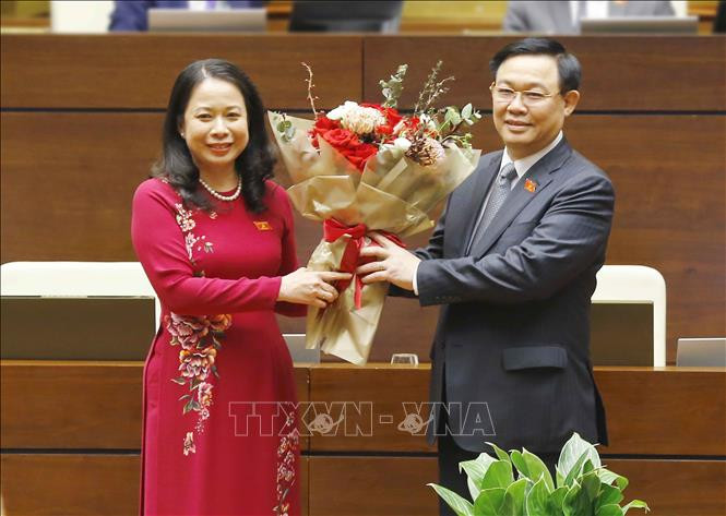 Chủ tịch Quốc hội Vương Đình Huệ tặng hoa chúc mừng Phó Chủ tịch nước Võ Thị Ánh Xuân. Ảnh: Doãn Tấn - TTXVN
