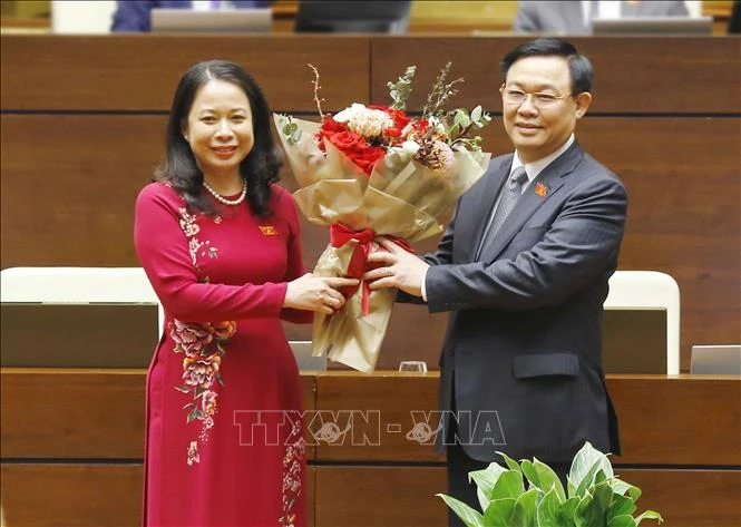 Chủ tịch Quốc hội Vương Đình Huệ tặng hoa chúc mừng Phó Chủ tịch nước Võ Thị Ánh Xuân. Ảnh: Doãn Tấn - TTXVN
