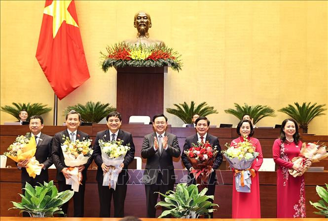 Chủ tịch Quốc hội Vương Đình Huệ tặng hoa chúc mừng Phó Chủ tịch nước Võ Thị Ánh Xuân và các ủy viên Ủy ban Thường vụ Quốc hội. Ảnh: Trọng Đức - TTXVN