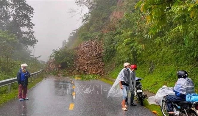 Đèo Khau Phạ thuộc địa phận xã Cao Phạ, huyện Mù Cang Chải xảy ra sạt lở đất đá gây tắc đường. Ảnh: TTXVN phát